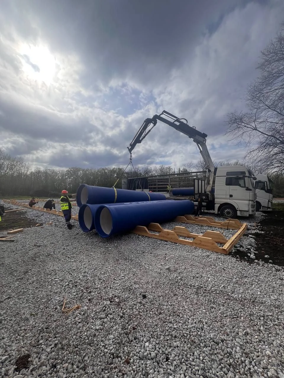 Editorial hero for “Karachuniv Reservoir Trunk Main”: infrastructure, people and the project’s core technical intervention, without implying that the project is complete.