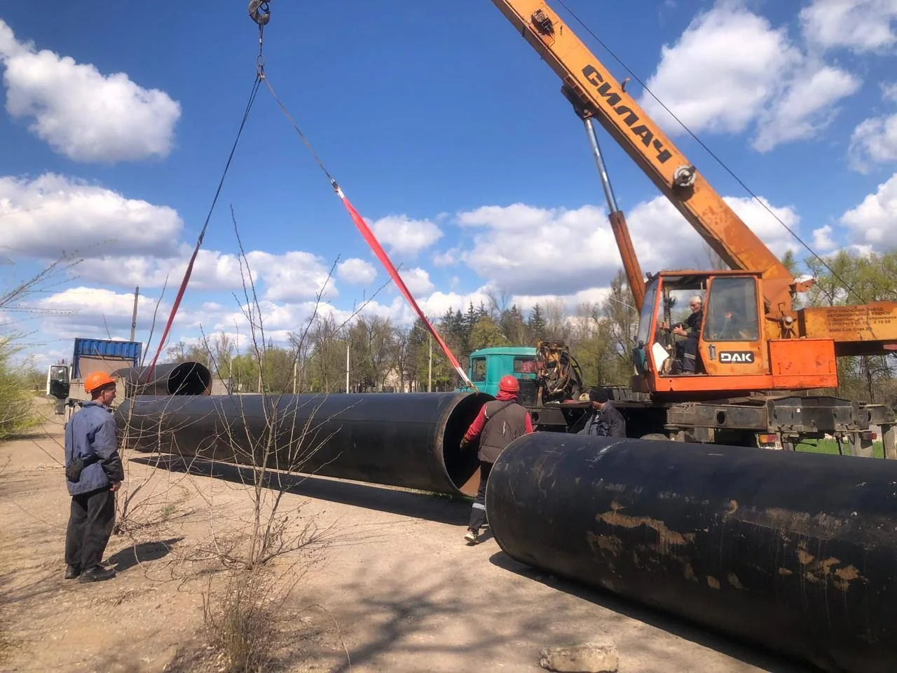 Editorial hero for “Karachuniv Reservoir Trunk Main”: infrastructure, people and the project’s core technical intervention, without implying that the project is complete.