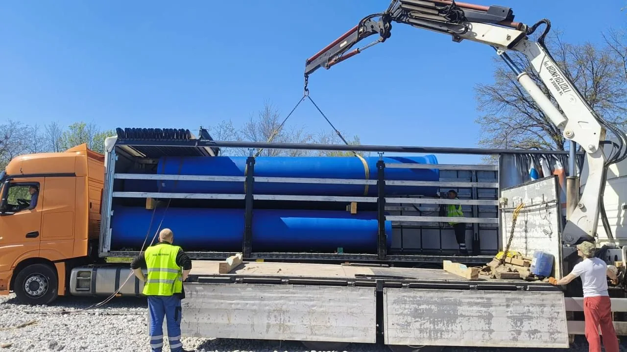 Editorial hero for “Karachuniv Reservoir Trunk Main”: infrastructure, people and the project’s core technical intervention, without implying that the project is complete.
